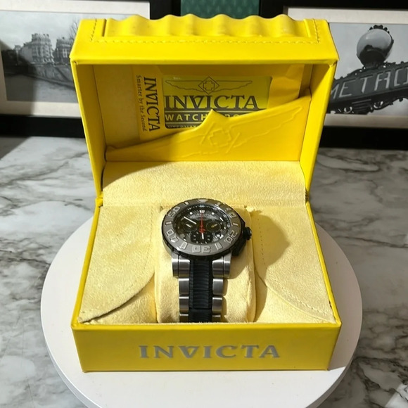 INVICTA RESERVE STAINLESS STEEL CRONO DIAL WATCH WITH BLACK RUBBER INSERTS RARE - Picture 10 of 10
